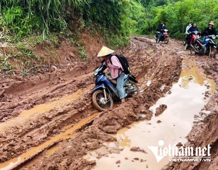 Cô giáo Cà Thị Hà mỗi lần về bản là cả một hành trình gian nan.