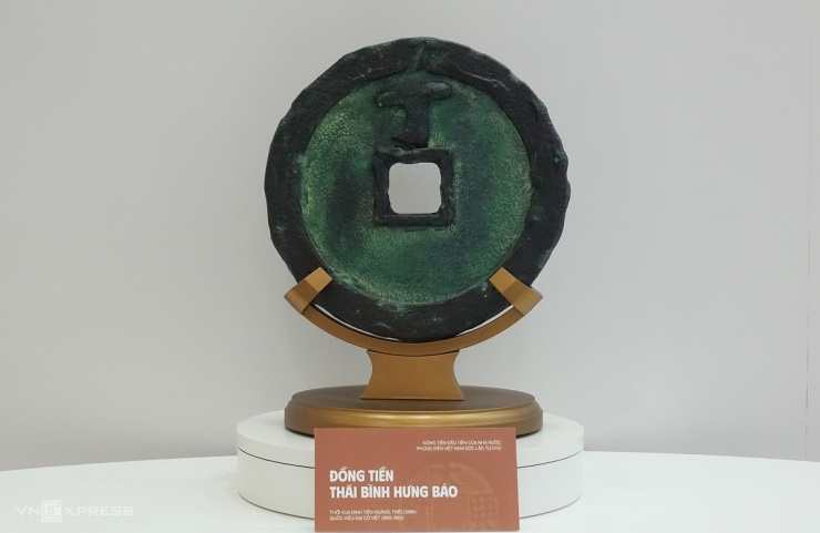 Tại triển lãm 80 năm thành tựu đất nước, khu vực của Bộ Tài Chính và Ngân hàng Nhà nước đều trưng về đồng tiền Việt Nam qua các thời kỳ. Trong ảnh là Thái Bình Hưng Báo - đồng tiền đầu tiên của nhà nước phong kiến Việt Nam độc lập, tự chủ. Đồng tiền này thuộc thời vua Đinh Tiên Hoàng, triều Đinh, Quốc hiệu Đại Cồ Việt (968 - 980).