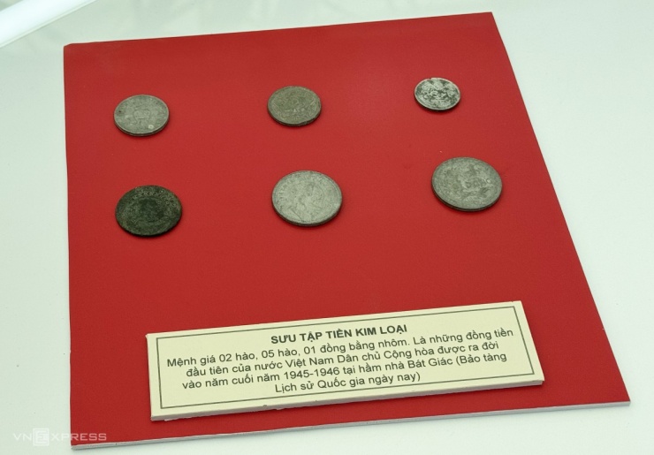 Những đồng tiền xu mệnh giá 2 hào, 5 hào, 1 đồng bằng nhôm. Đây là những đồng tiền đầu tiên của nước Việt Nam Dân chủ Cộng hòa dược ra đời vào cuối năm 1945 - 1946. Thời kỳ này, Chính phủ gấp rút phát hành tiền để giảm bớt những vấn đề cấp bách về kinh tế và tài chính - tiền tệ của chính quyền mới.