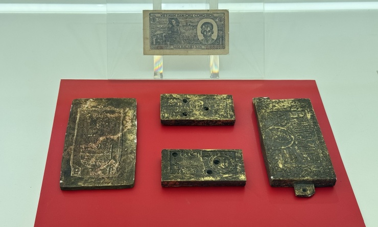 Bản kẽm khuôn mẫu được Bộ Tài chính sử dụng để in tiền Tài chính.