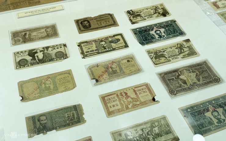 Từ năm 1945 - 1951, tiền được Bộ Tài chính phát hành, ngoài kim loại còn có tiền bằng giấy. Tiền giấy có mệnh giá từ 2 hào đến 500 đồng. Trong ảnh là bộ sưu tập tờ bạc Tài chính (giấy bạc Cụ Hồ).