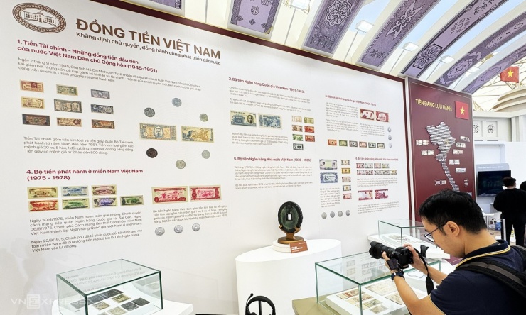 Không gian trưng bày của Ngân hàng Nhà nước về lịch sử đồng tiền Việt Nam từ năm 1945 đến nay.
