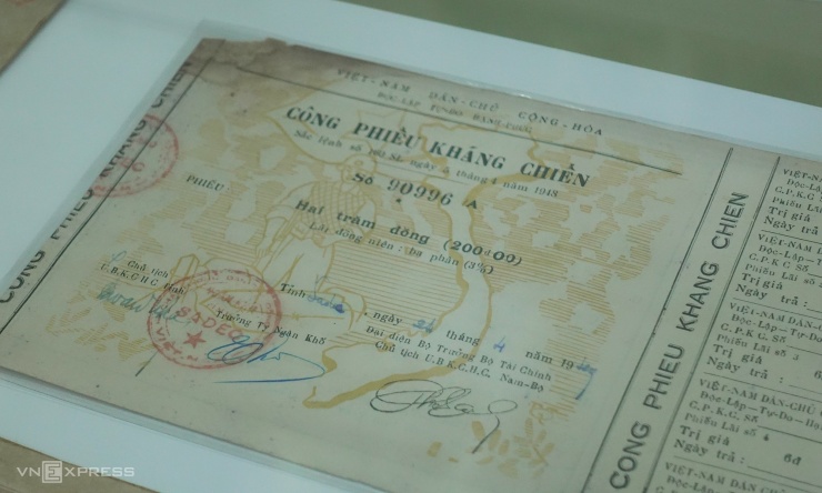 Các công phiếu kháng chiến, công phiếu nuôi quân trưng bày tại triển lãm.