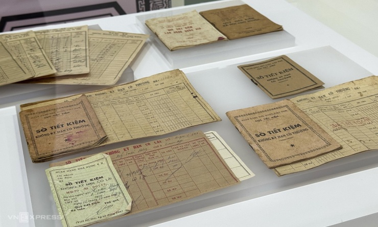 Các mẫu chứng từ, sổ tiết kiệm giai đoạn 1954 - 1975 cũng được mang đến khu vực của Ngân hàng Nhà nước tại triển lãm.