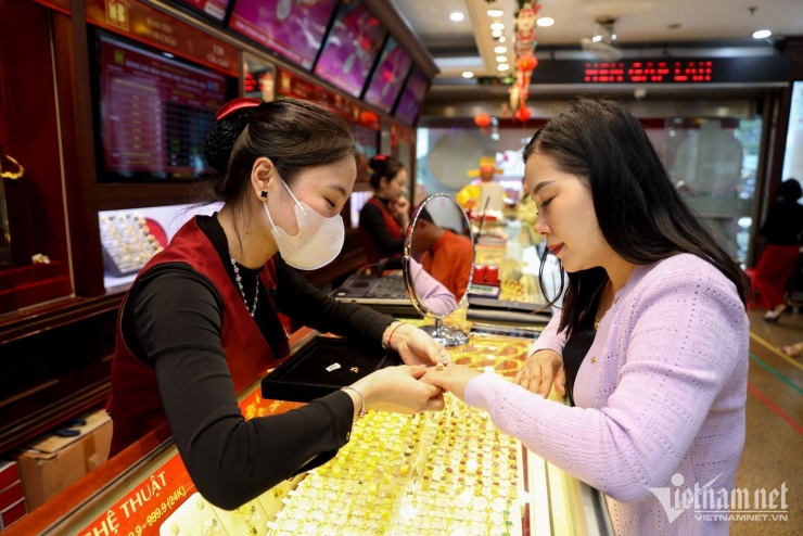 Giá vàng trong nước lập đỉnh mới. Ảnh: Chí Hiếu