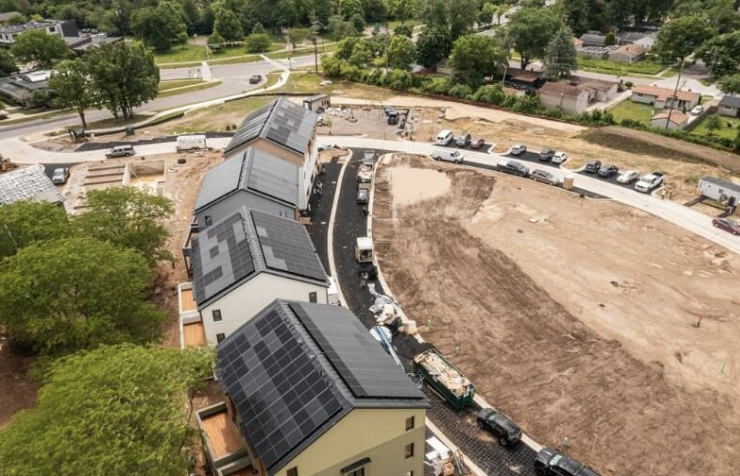 Khu nhà ở giá rẻ được xây dựng, với các hoạt động chạy hoàn toàn bằng điện mặt trời. Ảnh: Thrive Collective