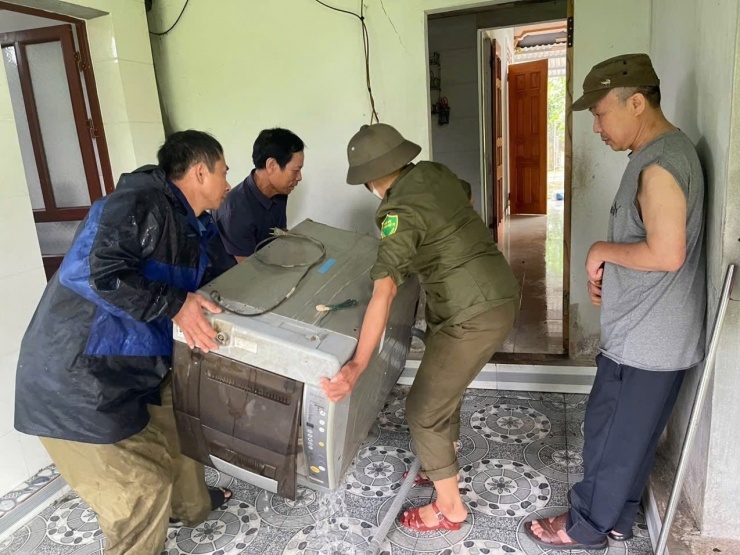 Vùng hạ du sông Ngàn Phố, xã Tứ Mỹ có nhiều thôn nằm ven sông, khi nước lũ dâng cao do mưa lớn từ thượng nguồn, chính quyền xã đã huy động lực lượng tiếp cận các thôn bị ảnh hưởng, khẩn trương di dời người và tài sản đến nơi an toàn. (Ảnh Bích Liên).