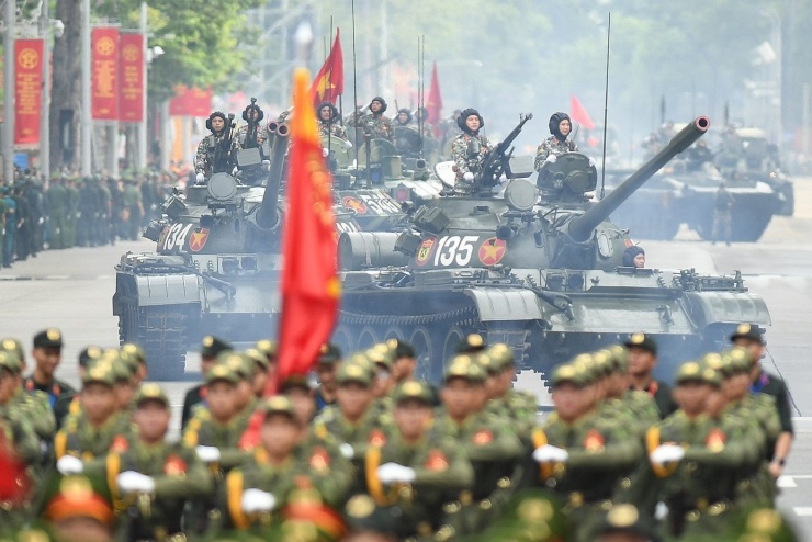 Góc hình điện ảnh tại ngã tư Hùng Vương - Nguyễn Thái Học. Ảnh: DƯƠNG TRIỀU