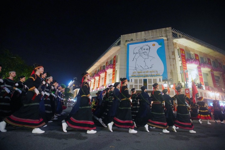 Ngã tư Tràng Tiền - Hàng Bài.