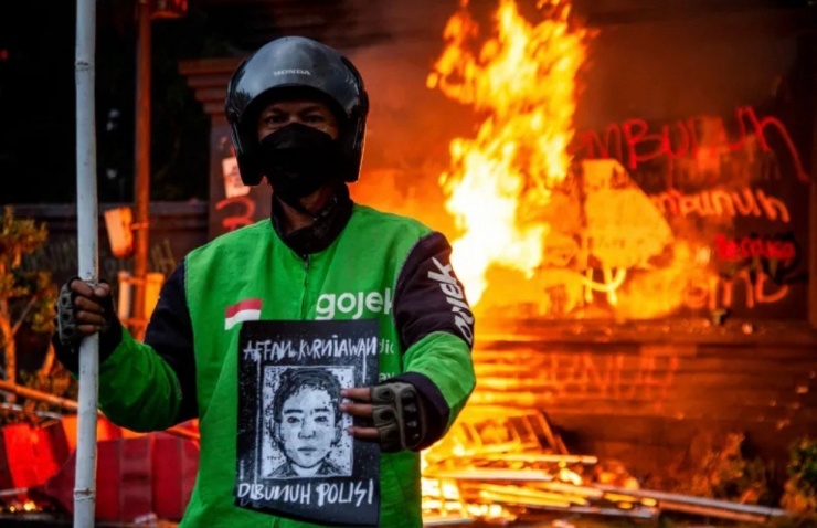 Biểu tình bạo lực lan rộng ở Indonesia, 3 người thiệt mạng, 950 người bị bắt - 1