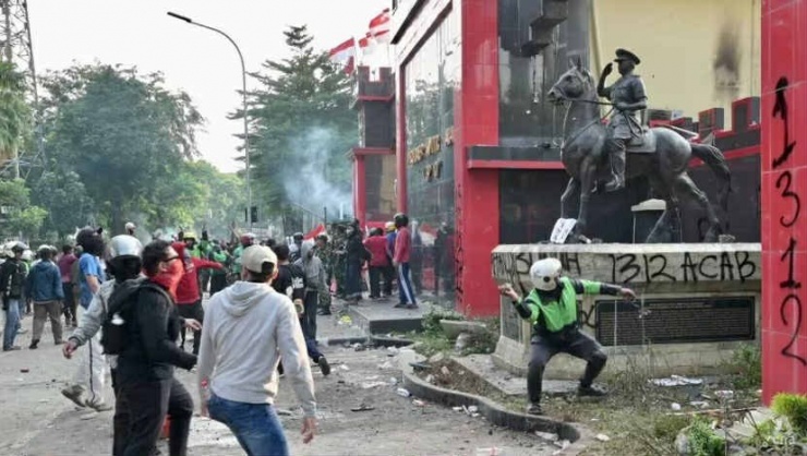 Biểu tình bạo lực lan rộng ở Indonesia, 3 người thiệt mạng, 950 người bị bắt - 5