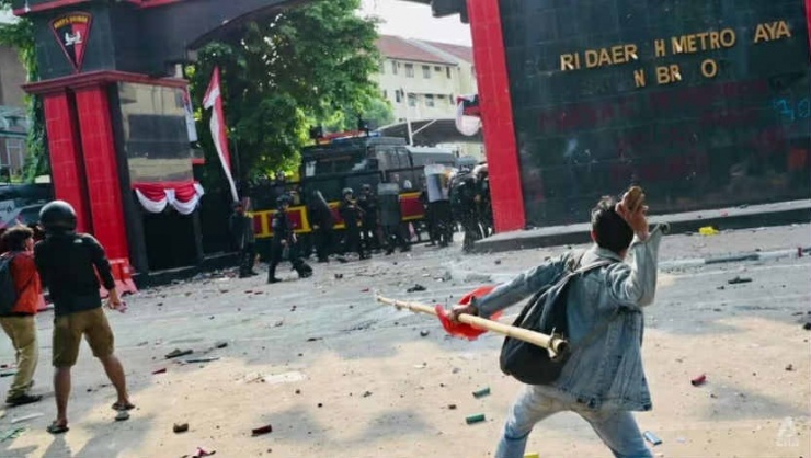 Biểu tình bạo lực lan rộng ở Indonesia, 3 người thiệt mạng, 950 người bị bắt - 4