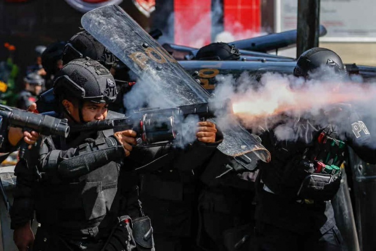 Biểu tình bạo lực lan rộng ở Indonesia, 3 người thiệt mạng, 950 người bị bắt - 8