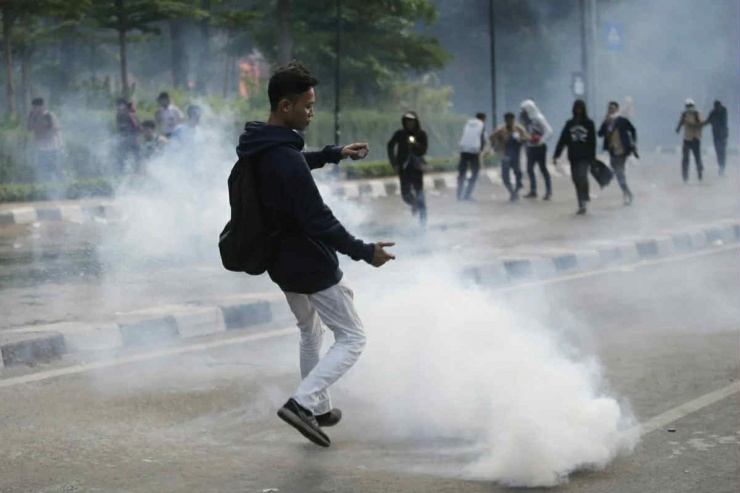 Biểu tình bạo lực lan rộng ở Indonesia, 3 người thiệt mạng, 950 người bị bắt - 9