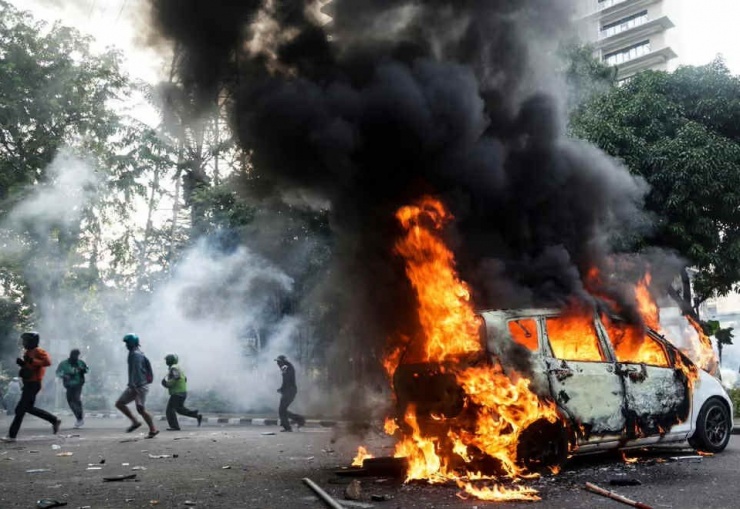 Biểu tình bạo lực lan rộng ở Indonesia, 3 người thiệt mạng, 950 người bị bắt - 7