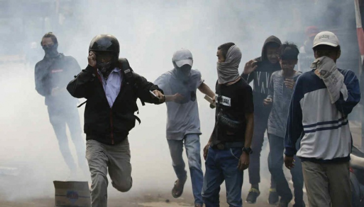 Người biểu tình xung đột với cảnh sát ở thủ đô Jakarta của Indonesia cuối tuần. Ảnh: EPA, AP, Reuters.