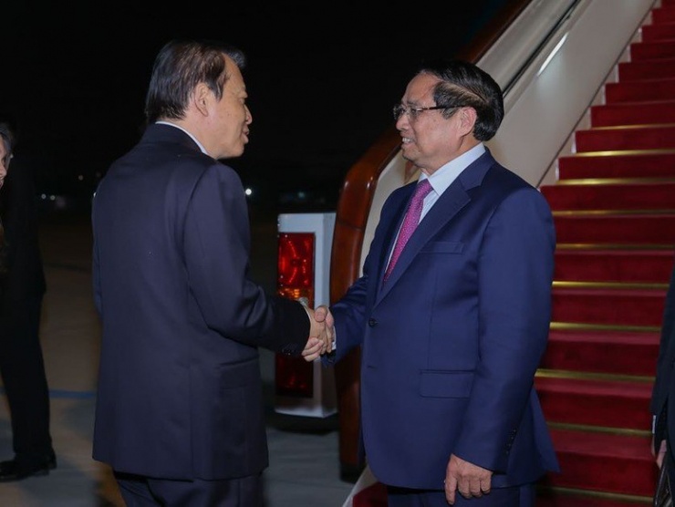 Đón Thủ tướng Phạm Minh Chính và Đoàn đại biểu Việt Nam tại sân bay có Bộ trưởng Bộ Giao thông vận tải Trung Quốc Lưu Vĩ; Chủ nhiệm Ủy ban Thường vụ Nhân đại TP Thiên Tân Dụ Vân Lâm; Đại sứ Việt Nam tại Trung Quốc Phạm Thanh Bình - Ảnh: VGP