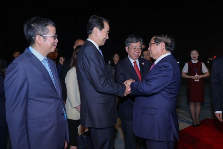 Đón Thủ tướng Phạm Minh Chính và Đoàn đại biểu Việt Nam tại sân bay có Bộ trưởng Bộ Giao thông vận tải Trung Quốc Lưu Vĩ; Chủ nhiệm Ủy ban Thường vụ Nhân đại TP Thiên Tân Dụ Vân Lâm; Đại sứ Việt Nam tại Trung Quốc Phạm Thanh Bình. Ảnh: VGP