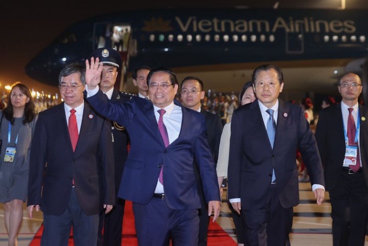 Thủ tướng Phạm Minh Chính và Đoàn đại biểu Việt Nam đã tới sân bay Tân Hải, thành phố Thiên Tân, bắt đầu chuyến công tác dự Hội nghị Thượng đỉnh Tổ chức Hợp tác Thượng Hải (SCO) 2025 và làm việc tại Trung Quốc - Ảnh: VGP/Nhật Bắc