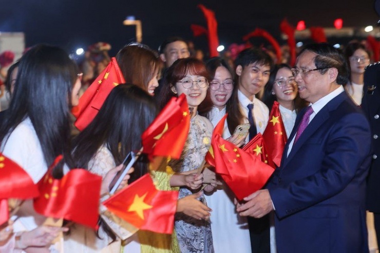 Cán bộ, nhân viên Đại sứ quán Việt Nam tại Trung Quốc và đại diện cộng đồng người Việt Nam tại Trung Quốc vui mừng chào đón Thủ tướng. Ảnh: VGP