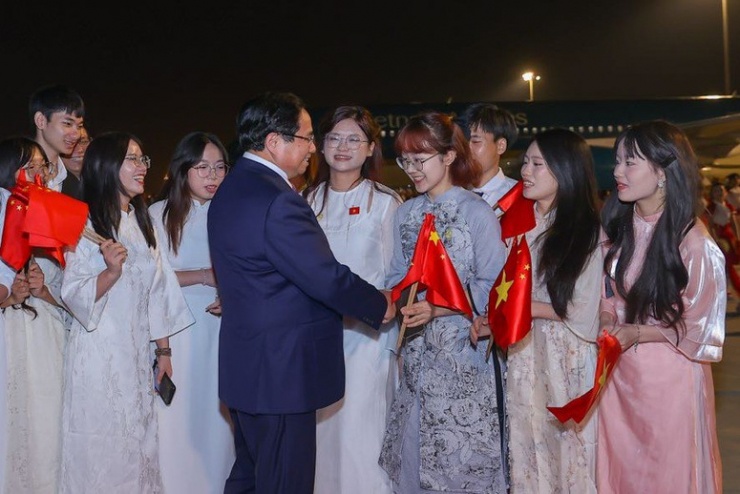 Cán bộ, nhân viên Đại sứ quán Việt Nam tại Trung Quốc và đại diện cộng đồng người Việt Nam tại Trung Quốc vui mừng chào đón Thủ tướng. Ảnh: VGP