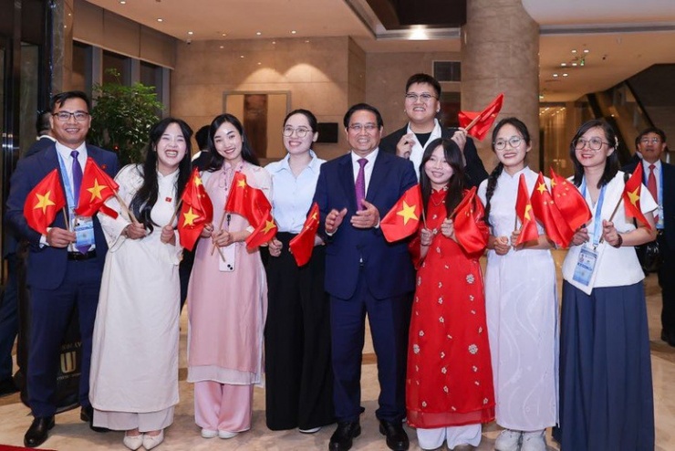 Cán bộ, nhân viên Đại sứ quán Việt Nam tại Trung Quốc và đại diện cộng đồng người Việt Nam tại Trung Quốc vui mừng chào đón Thủ tướng. Ảnh: VGP