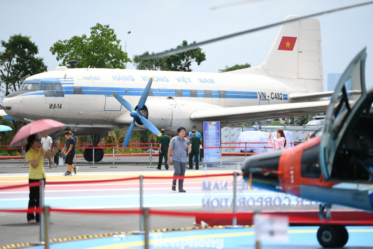 IL-14 là máy bay buồng hở, không có radar trên không, không có thiết bị hỗ trợ hạ cánh. Máy bay điều khiển khó, thiếu chính xác nên việc điều khiển máy bay chủ yếu do trình độ người lái.