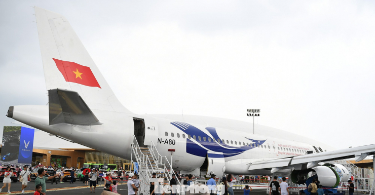 A320 được đưa vào khai thác từ năm 1996 và hết thời hạn khai thác sau 14 năm. Trước đây máy bay thuộc sở hữu của Hãng hàng không Pacific Airlines (đơn vị thuộc Vietnam Airlines). Hiện tại, máy bay được Công ty CP Dịch vụ kỹ thuật hàng không (AESC) sử dụng làm giáo cụ trực quan cho học viên.