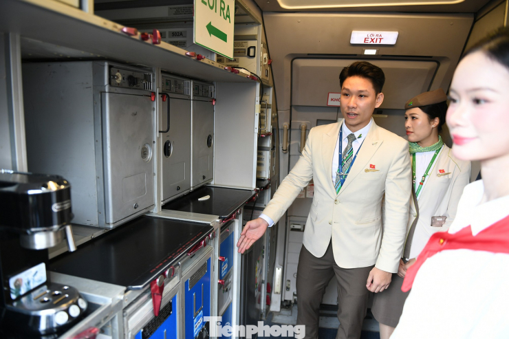 Khoang bếp, tủ giữ đồ, khu phục vụ hành khách, dùng để huấn luyện thao tác phục vụ, tổ chức và sử dụng thiết bị phục vụ.