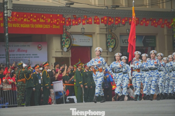 Sáng 30/8, các lực lượng tham gia diễu binh, diễu hành tại Lễ kỷ niệm 80 năm Cách mạng tháng Tám và Quốc khánh 2/9 (nhiệm vụ A80) tiến hành tổng duyệt. Buổi tổng duyệt có sự tham gia của gần 16.000 cán bộ, chiến sĩ, gồm 43 khối đi bộ (26 khối quân đội, 17 khối công an) cùng các khối quân đội nước ngoài, 18 khối đứng, 14 khối xe pháo quân sự, đặc chủng của quân đội và công an.