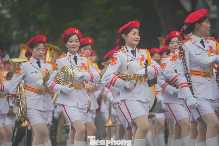 Khối nữ quân nhạc gây ấn tượng trong trang phục trắng và dàn nhạc cụ đặc trưng.