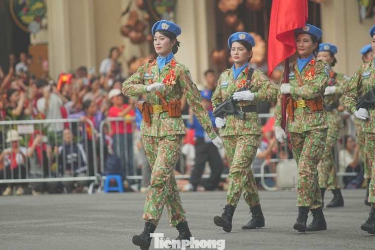 Khối nữ gìn giữ hòa bình xuất hiện tại khu vực Nhà hát Lớn Hà Nội - Quảng trường Cách mạng tháng Tám. Thiếu úy Vũ Thị Hà Trang - trợ lý Phòng Hậu cần - Kỹ thuật, Bệnh viện Quân y 7 (Quân khu 3) là khối trưởng khối nữ gìn giữ hòa bình.