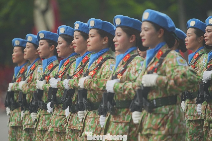 Khối nữ gìn giữ hòa bình với những chiếc khăn trên cổ tượng trưng cho màu xanh hòa bình.