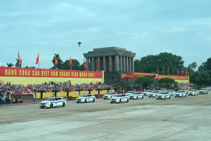 Đi đầu đội hình là khối xe chỉ huy giao thông dẫn đoàn. Lực lượng này có nhiệm vụ tuần tra cơ động, bảo đảm an ninh, an toàn giao thông và dẫn đường cho các đoàn lãnh đạo trong nước và khách quốc tế đến Việt Nam, phục vụ các sự kiện chính trị, ngoại giao quan trọng của đất nước. Ảnh: ĐẶNG TRUNG