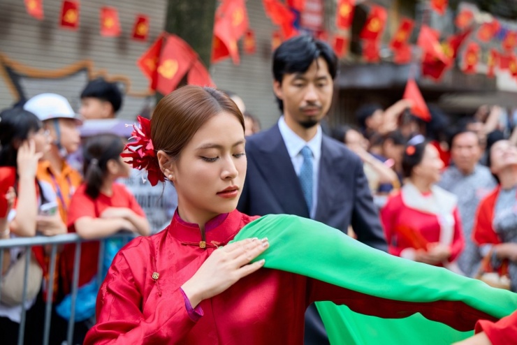 Trước giờ diễu hành, Đen và Hoàng Thùy Linh tập cầm dải lụa. Trong buổi sơ duyệt trước đó hôm 27/8, họ cùng 8 nghệ sĩ khác được phân công nhiệm vụ cầm lụa đi cùng xe mô hình, đại diện cho khối Văn hóa - Thể thao.