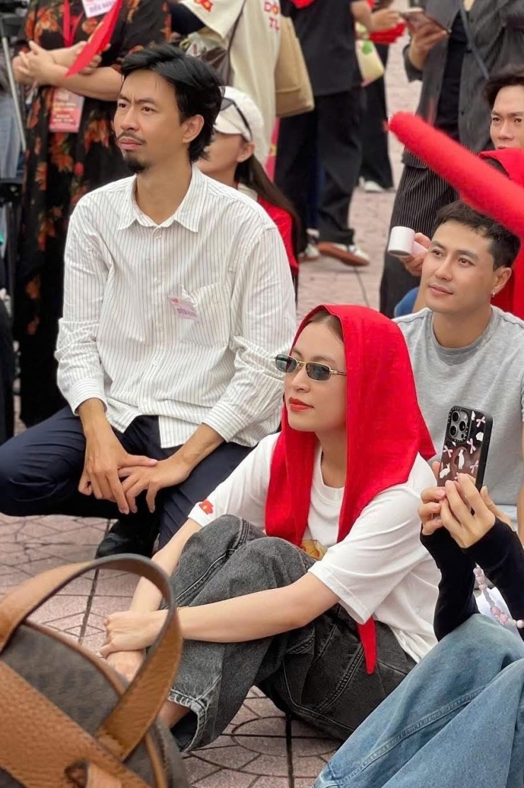 Nam rapper ở phía sau Hoàng Thùy Linh, lắng nghe những góp ý, nhắc nhở của chỉ huy khi tập dượt ở SVĐ Mỹ Đình.