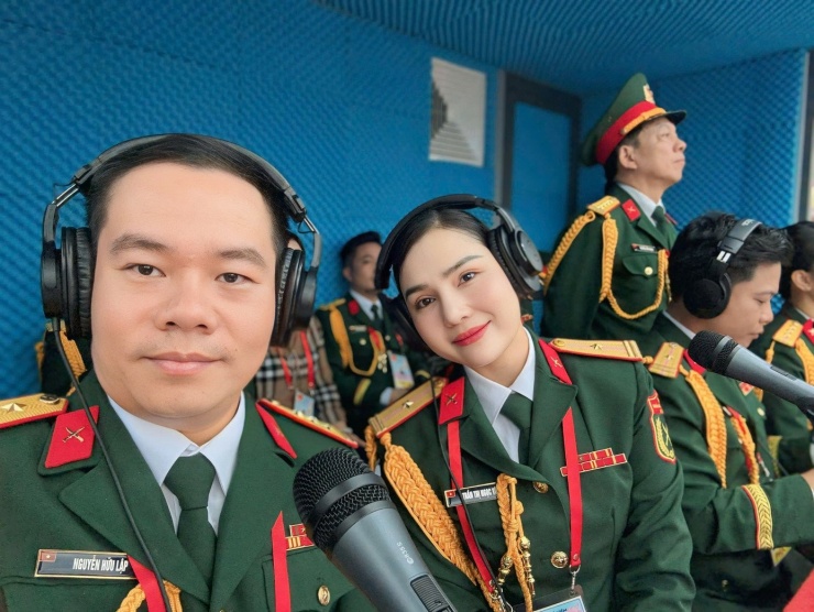 Thiếu tá Trần Thị Ngọc Vũ cùng đồng nghiệp trong tổ MC A80.