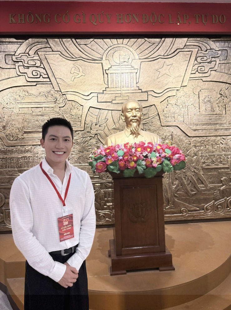 Ca sĩ Anh Tú lấy lời dạy của Chủ tịch Hồ Chí Minh làm phương châm sống và hoạt động nghệ thuật. Ảnh: NVCC