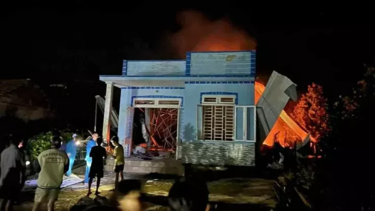 Vụ nổ lớn xảy ra khiến ngôi nhà bị xé toạc, hư hỏng nặng.