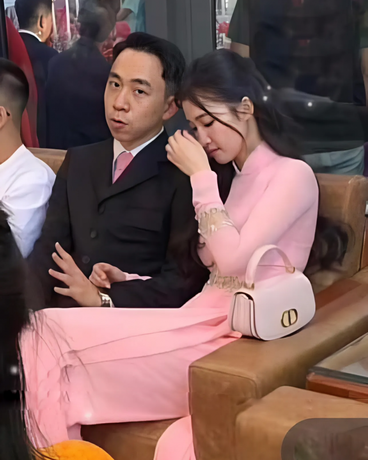 Trước đó, á hậu Phương Nhi cũng yêu thích mẫu túi có kích thước nhỏ nhắn, kiểu dáng xinh xắn này. Hồi tháng 11/2024, mỹ nhân 23 tuổi sánh đôi ông xã trong đám hỏi của anh trai diễn ra tại Thanh Hóa. Cô khoe sắc vóc với áo dài hồng và túi xách đồng điệu.