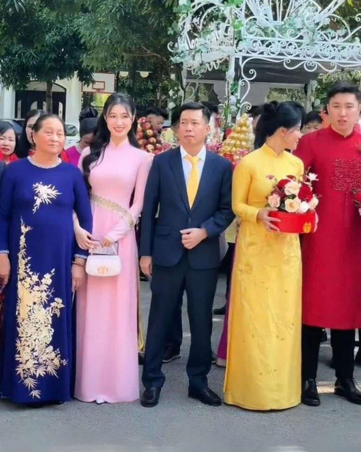 Phương Nhi chọn chiếc Small 30 Montaigne Avenue phiên bản màu hồng pastel, tông màu cô yêu thích nhất và thường xuyên sử dụng.