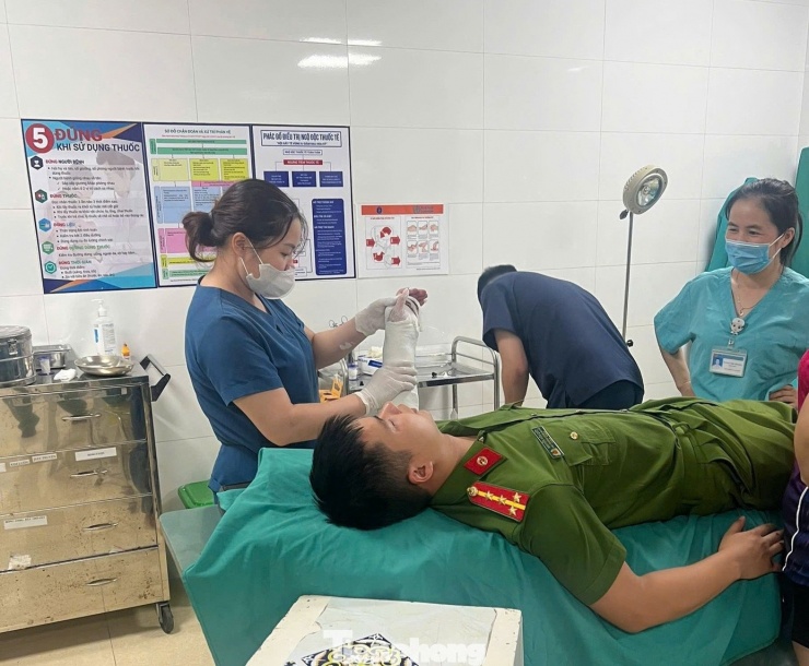 Đại úy Nguyễn Văn Đức cấp cứu tại bệnh viện. Ảnh: C.A