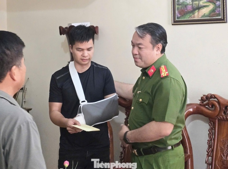 Lãnh đạo Công an tỉnh Lạng Sơn thăm, động viên, biểu dương tinh thần của Đại úy Đức (giữa). Ảnh: C.A