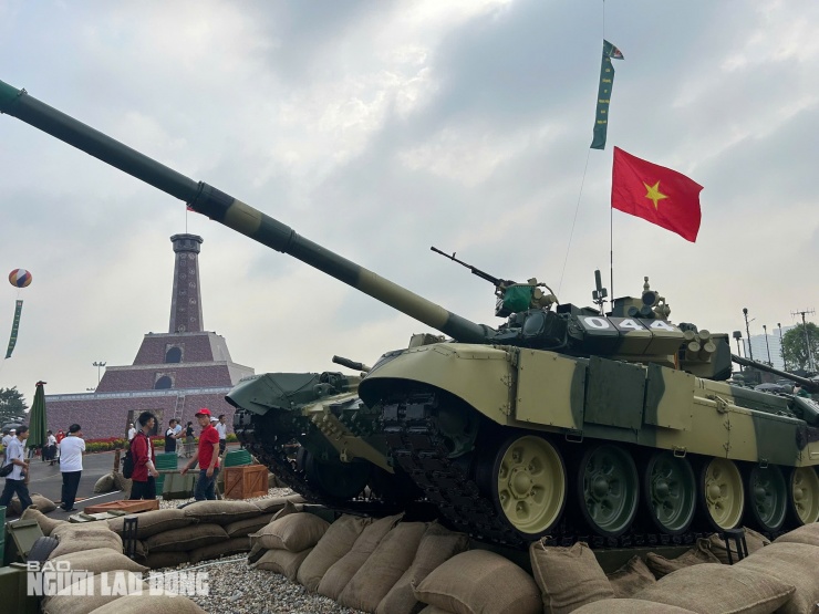 Xe tăng T-90S trưng bày tại triển lãm thành tựu đất nước