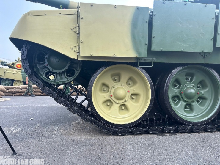 Binh chủng Tăng thiết giáp, Quân đội nhân dân Việt Nam được trang bị hai biến thể xe tăng T-90 gồm T-90S và phiên bản xe chỉ huy T-90SK do tập đoàn Uralvagonzavod của Nga chế tạo.