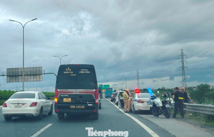 Một số vụ tại nạn, va chạm trên cao tốc trong chiều qua và sáng nay cũng là nguyên nhân làm ùn tắc xảy ra.
