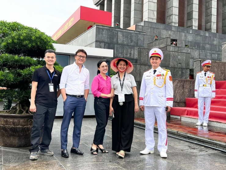 BTV Hoài Anh (áo hồng) và BTV Hữu Bằng (áo trắng).