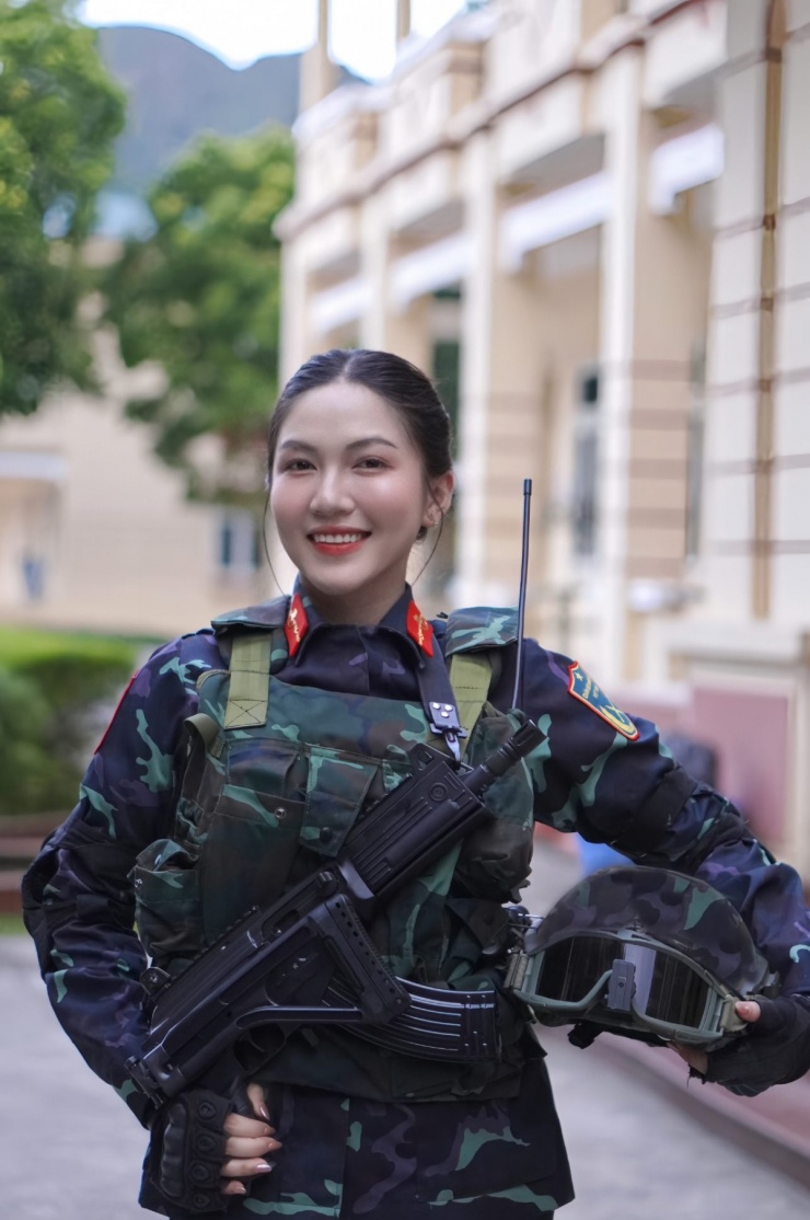   Chiến sĩ Thu Thủy không giấu niềm vui khi giao lưu cùng Đại tướng Phan Văn Giang.