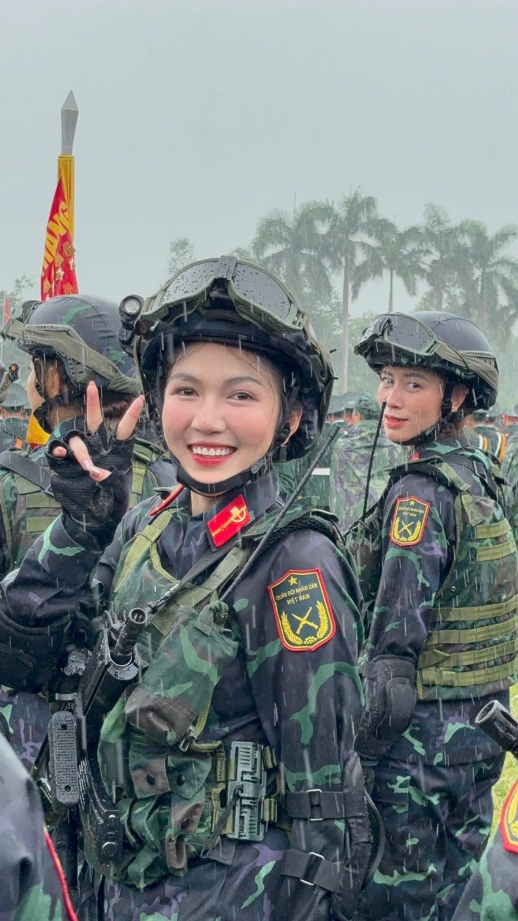Chiến sĩ A80 được 'săn lùng' sau video cầu tạnh mưa - 2