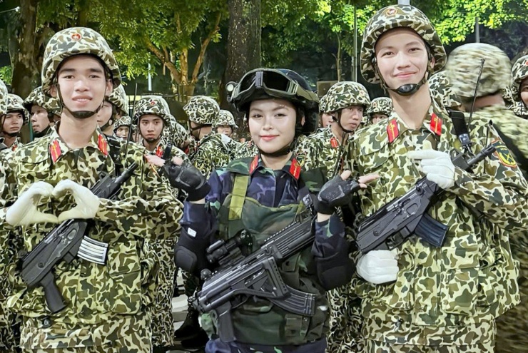 Thiếu úy quân nhân chuyên nghiệp Trần Thanh Thảo và các đồng đội nam ở Khối chiến sĩ Đặc công.